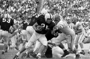 Tommy McDonald battling the Texas Longhorns